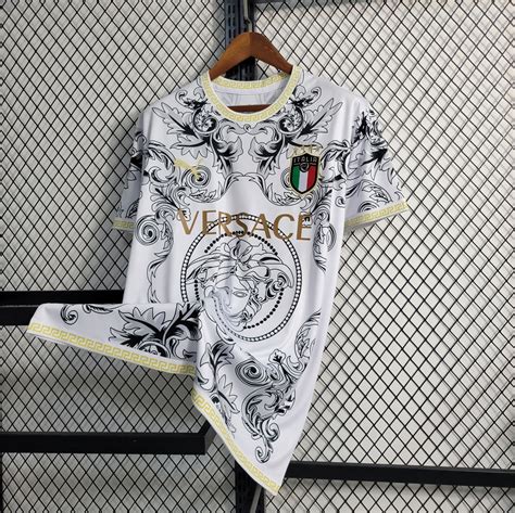 Maillot Italie Concept Edition Versace 2023/2024 .